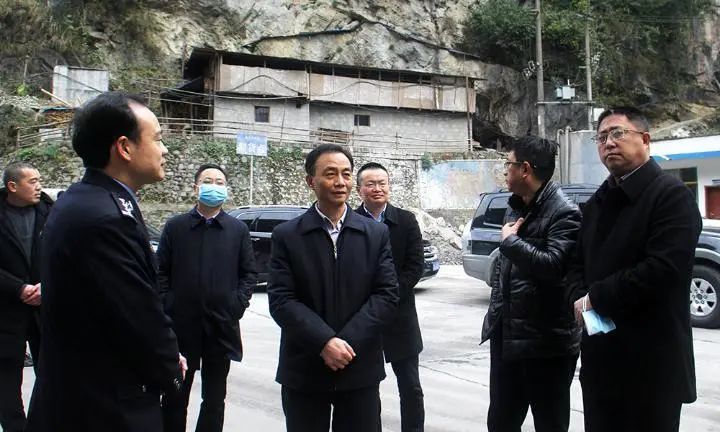 2020年12月31日,县委副书记,县长石强带队督导检查道路交通和建设施工