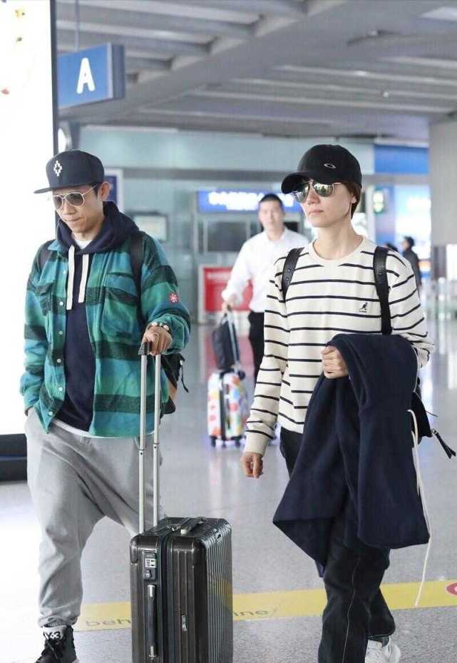 袁泉和夏雨夫妇现身机场,同样一身简单打扮,看起来居然很洋气