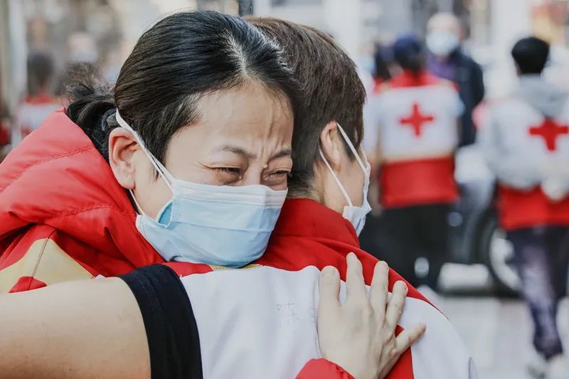 医院里在雨雪中转运新冠肺炎患者红十字救护转运队疫情来势凶猛让我