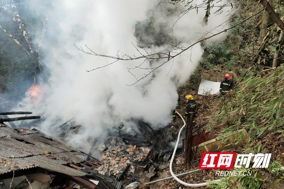 熏腊肉又惹了祸 湘西消防爬屋顶灭火|永顺县|火灾|湘西|腊肉