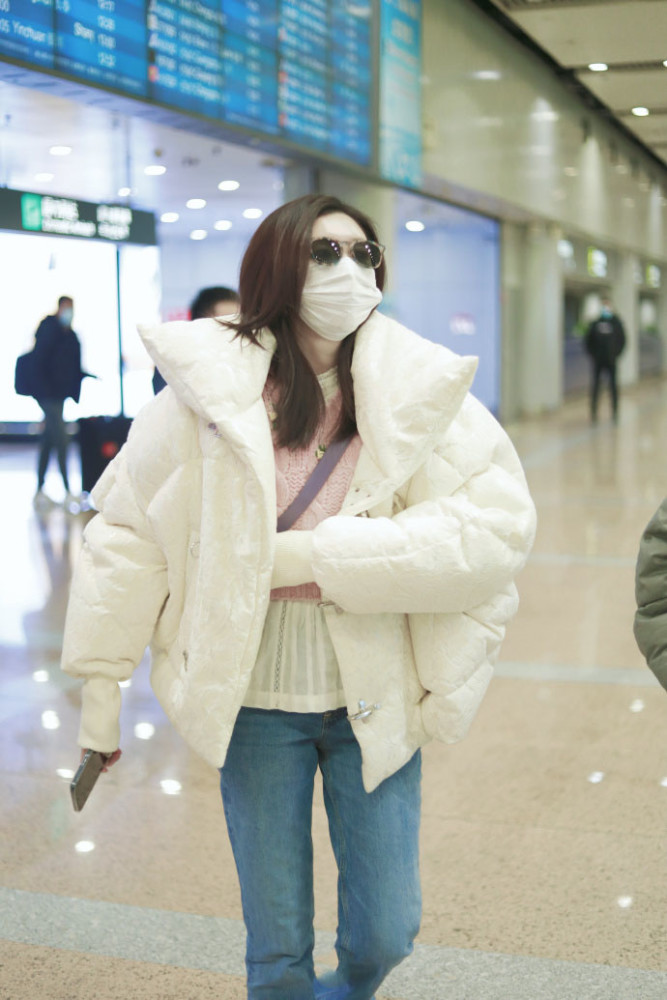 江疏影皮肤真的白,宽松羽绒服搭粉色短款毛衣,保暖时尚两不误!