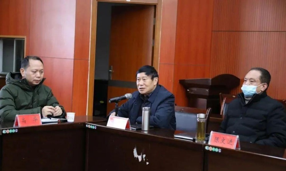 毛红志为劳模代表颁发慰问金第一轮:田祥森,郑璋贵,李 芳,吴孟良,田