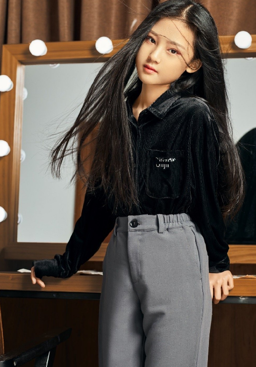 现在留着一顶齐腰长发的张婉儿是不是就显得很有美感呢?