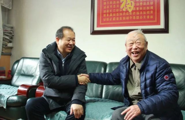 宋宏利看望离退休干部及老红军遗孀