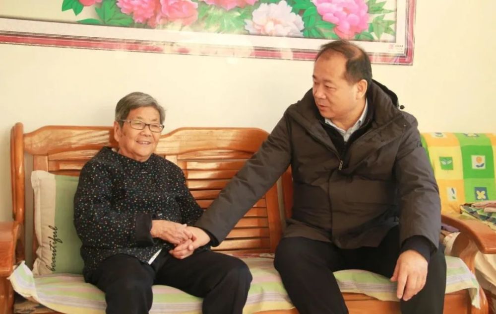 宋宏利看望离退休干部及老红军遗孀