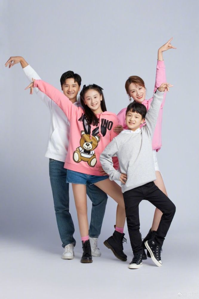 田亮晒全家福庆元旦 全家如同复制粘贴 12岁森碟大长腿太优越 腾讯新闻