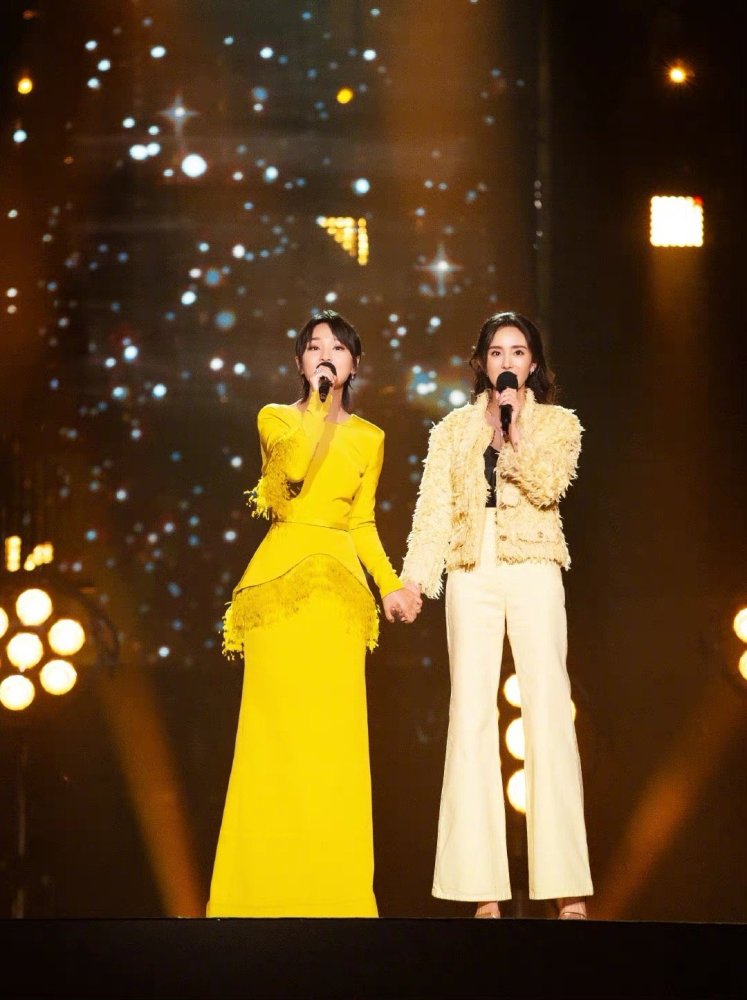 杨幂周笔畅跨年盛典神仙合唱配合默契牵手点额头又甜又温柔