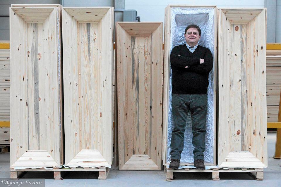 生产商称美女和棺材都值得拥有_腾讯新闻