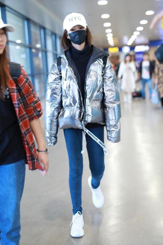 杨紫衣品开挂穿一件银色羽绒服搭配牛仔裤走机场简约又洋气