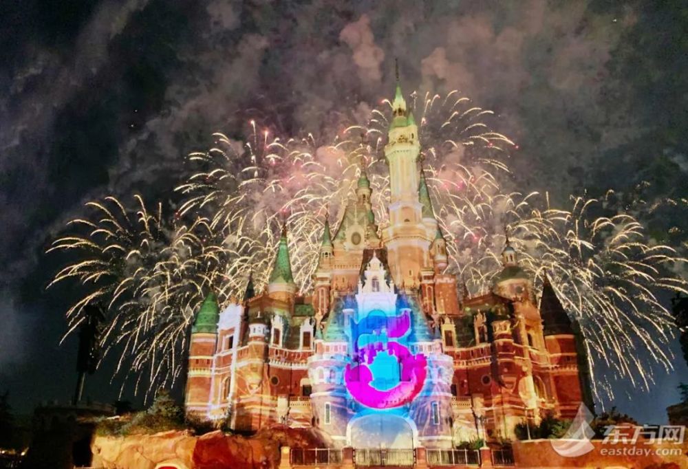 迎接2021新年,上海迪士尼烟花绚丽夺目!五周年庆典标志闪耀亮相