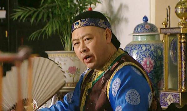 抛开雍正皇帝的说明,后世一般认为是皇十子胤俄强大的后台背景让雍正