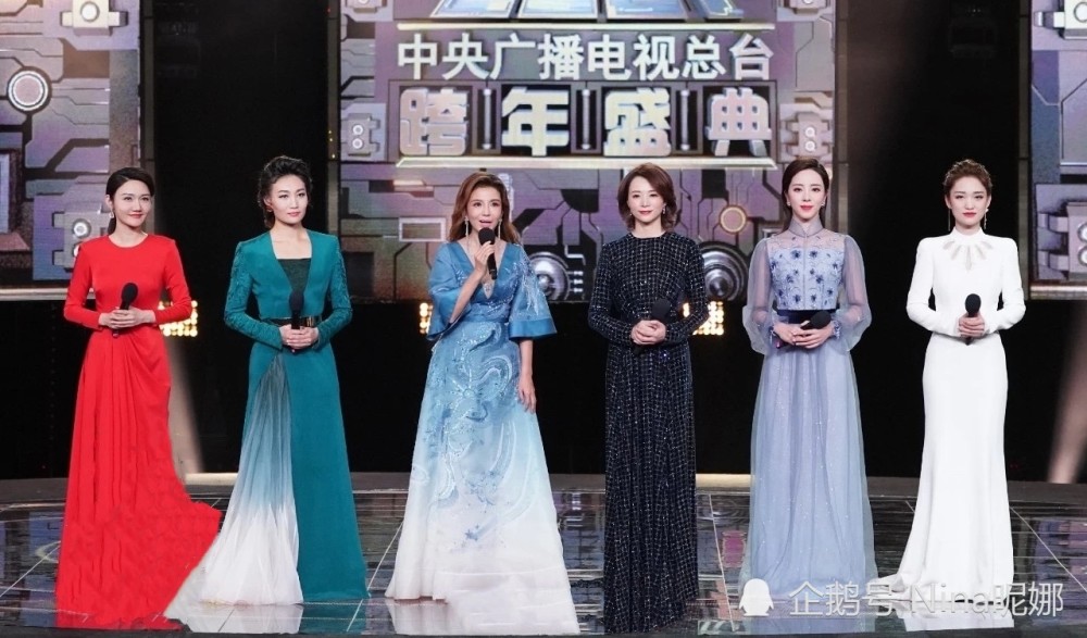 李梓萌闪耀央视跨年晚会罕见西装裙系金腰带卷发大背头自带柔光太抢镜