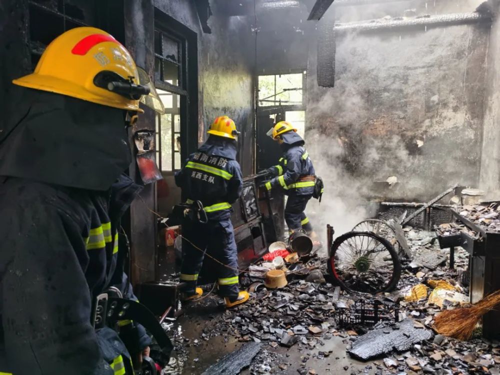 湘西泸溪熏腊肉引发火灾 民警消防接力扑救_腾讯新闻