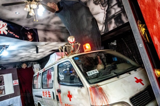 铃木病院黄龙溪古镇上的一个收费景点参观者多为年轻人