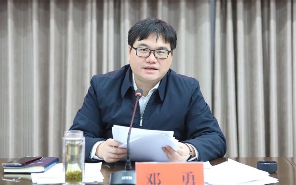 区长邓勇主持召开区政府党组学习会