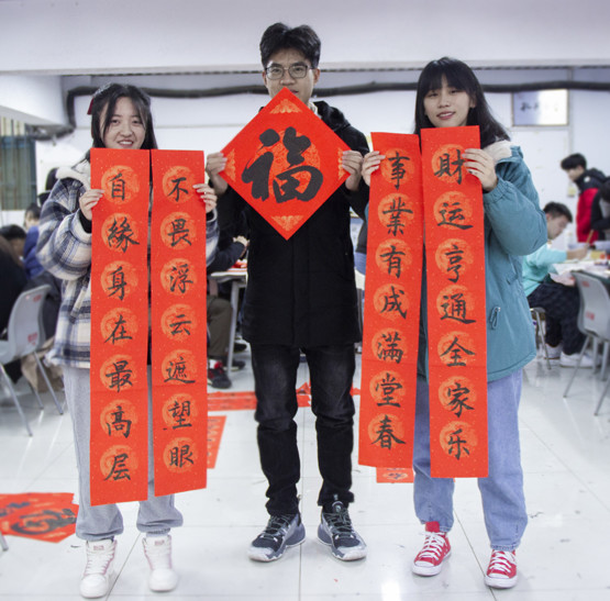 挥毫写春联红火送祝福中国石油大学华东开展迎新春系列活