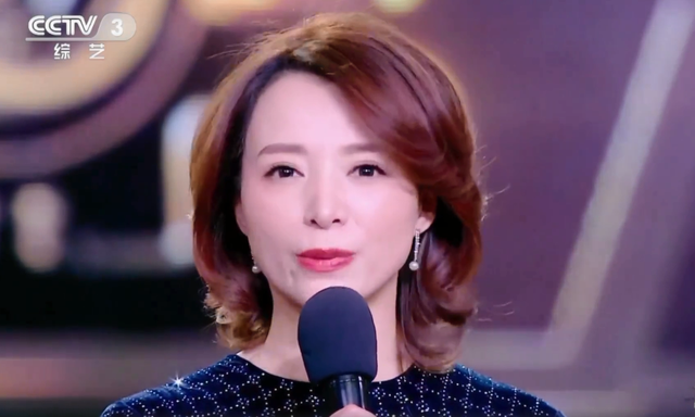 跨年晚会热搜榜何炅唱哭董卿好美热巴黄景瑜同台