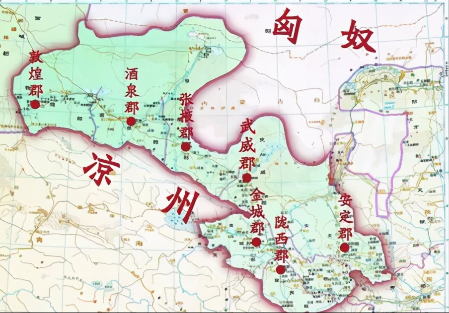 河西地区我们经常叫它河西走廊,它位于黄河的西边,被两座山夹在中间像