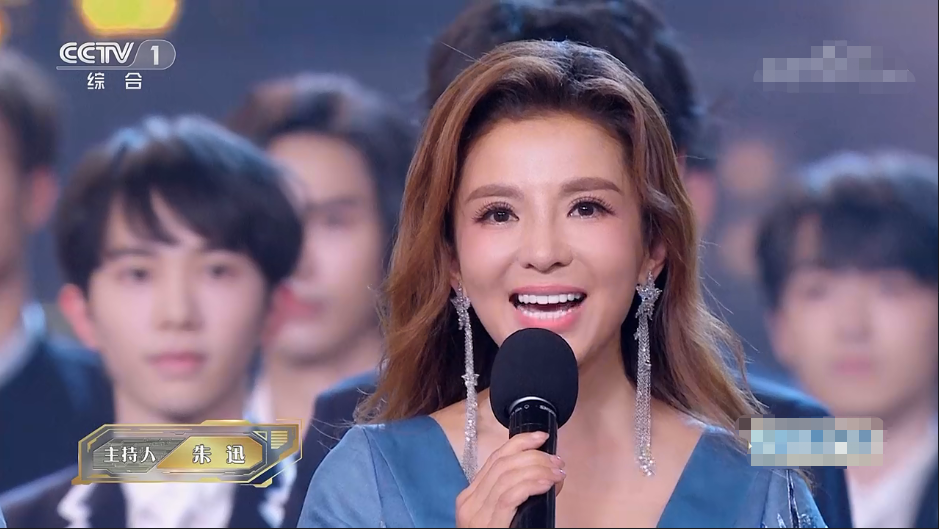 央视跨年吊打地方台!收视勇夺第一,47岁董卿回归舞台美到心颤