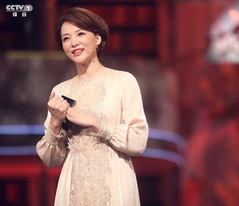 腹有诗书气自华,董卿的美无人能及!_腾讯新闻