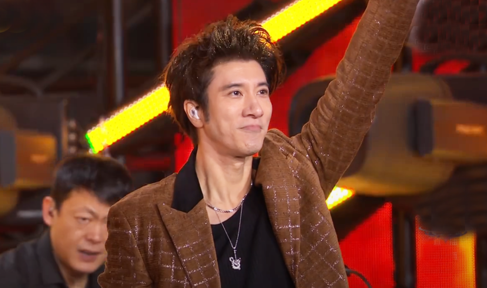 跨年晚会大战湖南卫视收视夺冠16人主持团能打王力宏王一博合作炸场