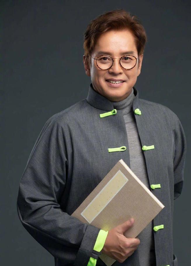 70岁谭咏麟100天后返港晒照居住环境寒酸与天王巨星身份不符