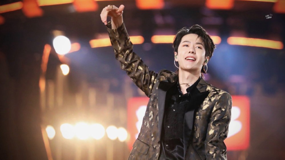 王一博跨年吊威亚后空翻何炅台下表情亮了现场被震撼到说不出话