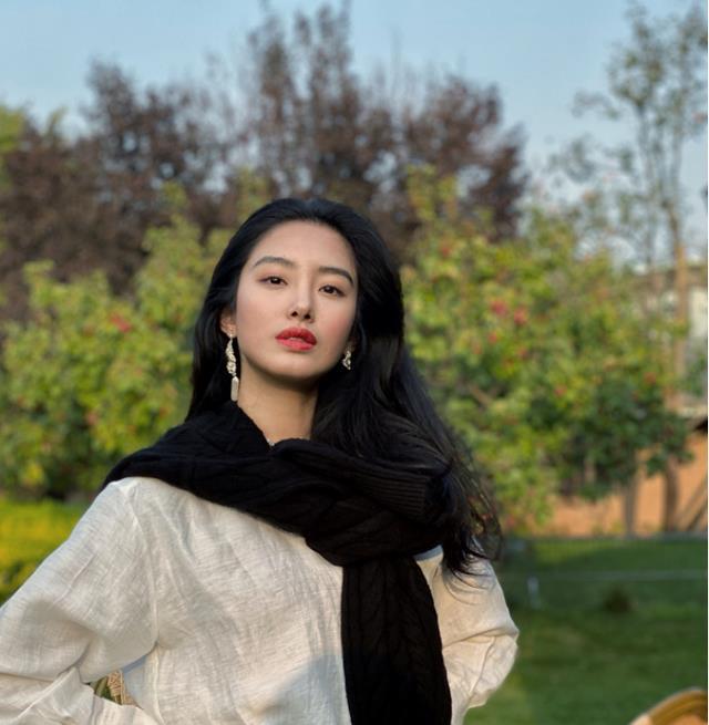 被冯女郎杨采钰惊艳了穿高领毛衣配皮裤气质太高级