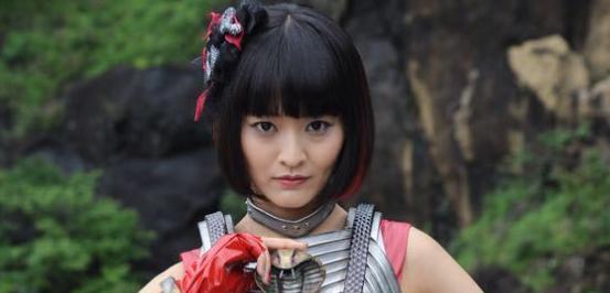 说到吉娜,我们在艾克斯奥特曼中见过,不过却是以人间体的形式.