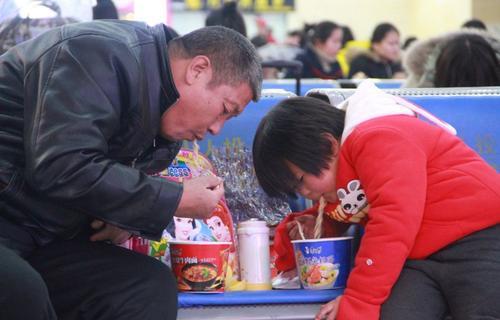 爸爸和孩子一起吃泡面孩子却把泡面放到被子下原因让爸爸泪目