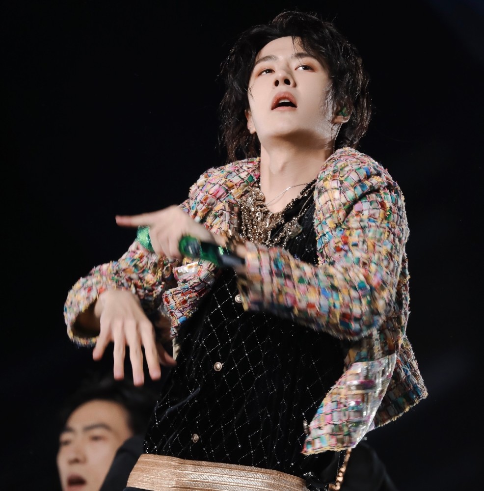 王一博身穿tike孤品,官方秒认领,吊威亚出场霸气难当_腾讯新闻