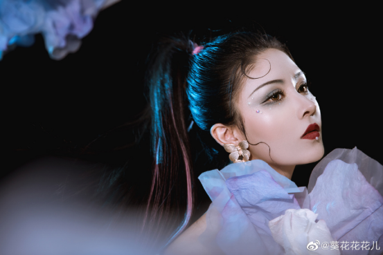 而@葵花花花儿 cos的玉虚则选择了不一样的韩团style,富含小心机的