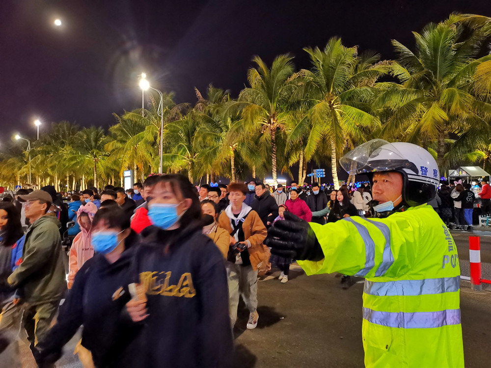 跨年夜港城交警坚守岗位保畅通