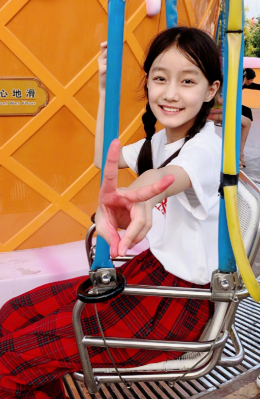 不愧是赵薇女儿12岁就敢穿例假裤外出长大可不得了