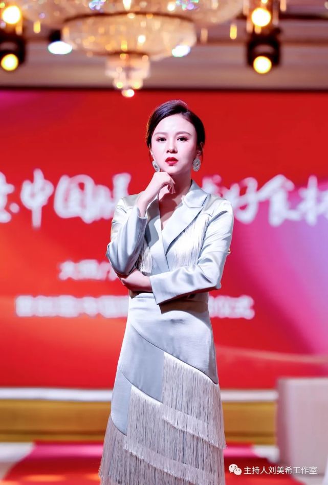 主持人刘美希完全诠释轻成熟女性魅力高级时尚感在线