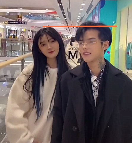 殷世航与套路璐牵手逛街被拍看到路人镜头下的他这身高没救了