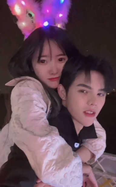 殷世航与套路璐牵手逛街被拍看到路人镜头下的他这身高没救了