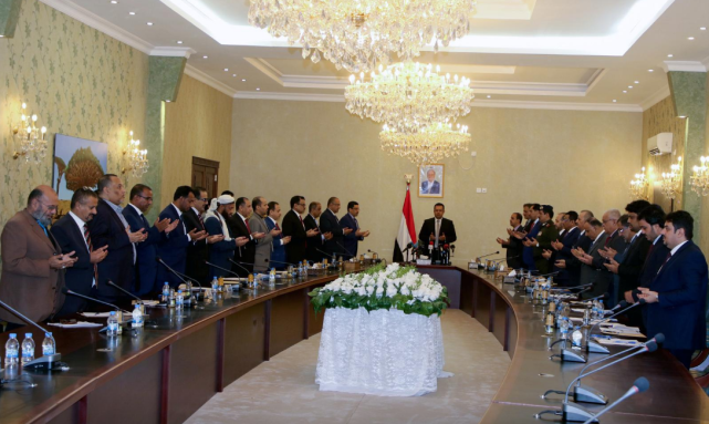 也门新政府内阁会议路透社还称,也门政府内部目前还面临着亚丁南部