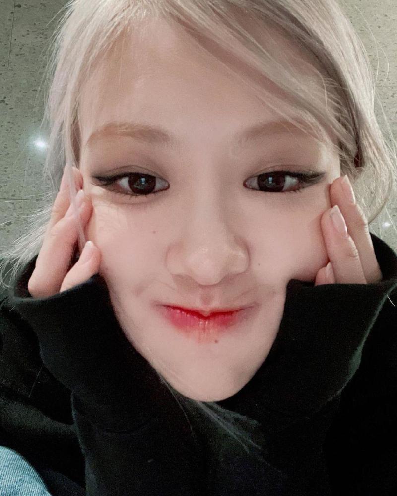 blackpink朴彩英轰炸式晒照怼脸自拍脸颊比耶黑白照泪滴妆绝美