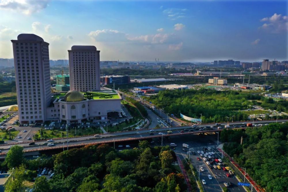 加快建设片区:燕子矶新城重点建设燕子矶滨江商务区,加快打造南京北部