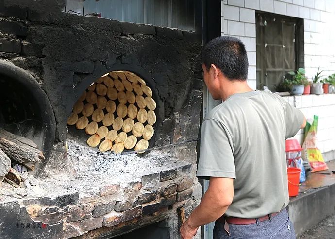 一方水土河北易縣的古法制作缸爐燒餅