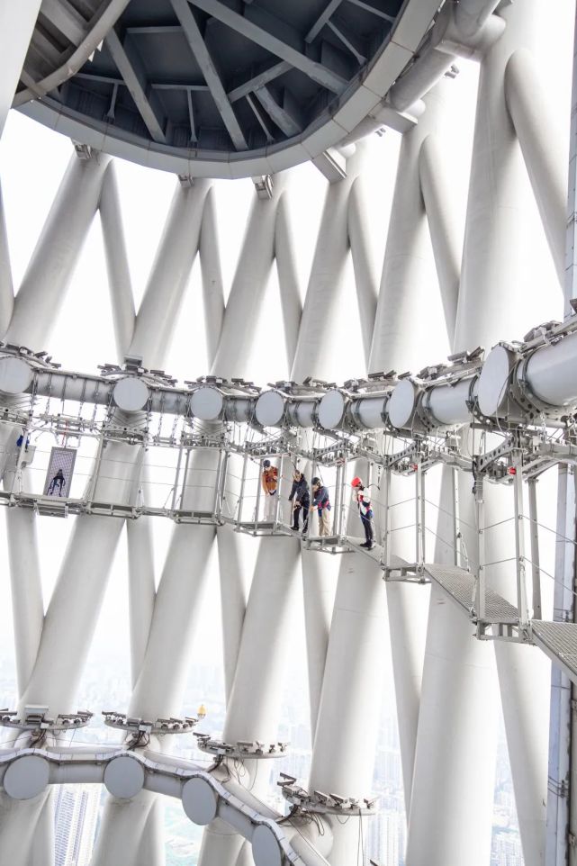 "天眼步道"是位于广州塔325米高空的环形步道,广州塔内核心筒与钢结构