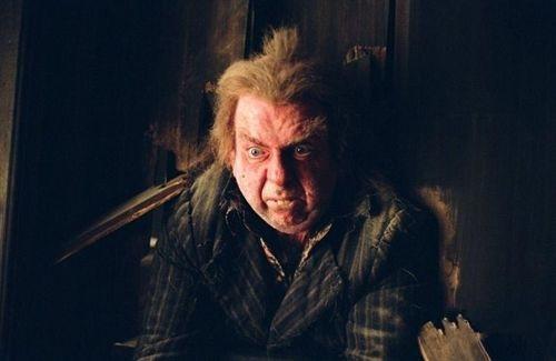 小矮星彼得在阿尔巴尼亚遇到了在此度假中的伯莎·乔金斯,把她抓到了