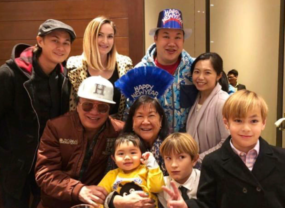 人生赢家许冠杰婚姻走过49年甜蜜如初珍贵三代同堂照片曝光