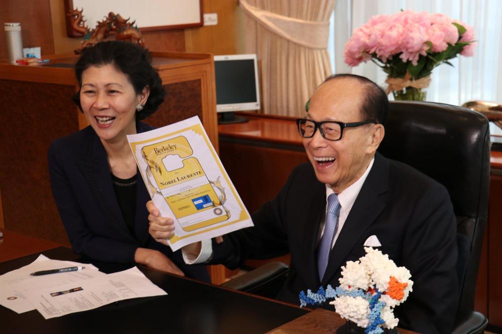 92岁李嘉诚祭亡妻离奇派孙女代为跪拜14岁长孙李长禧首露面