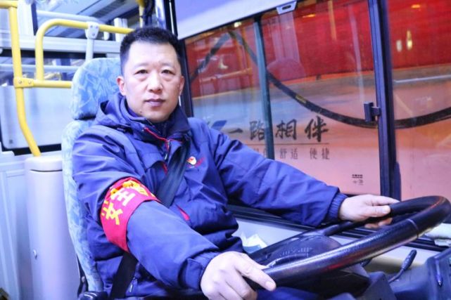 青岛321路公交车驾驶员柳斌跨年夜守好2020年最后一班岗