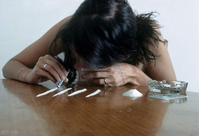 口服,像麻古,摇头丸之类的就是直接用水口服的,口吸