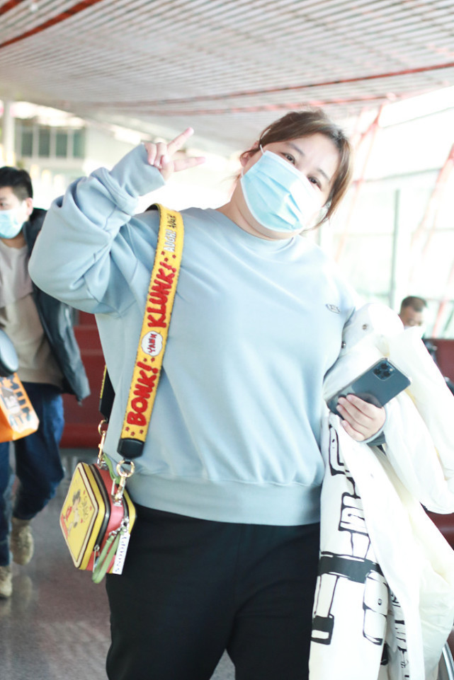 被38岁贾玲可爱到蓝色卫衣配时髦板鞋胖成180斤好自信