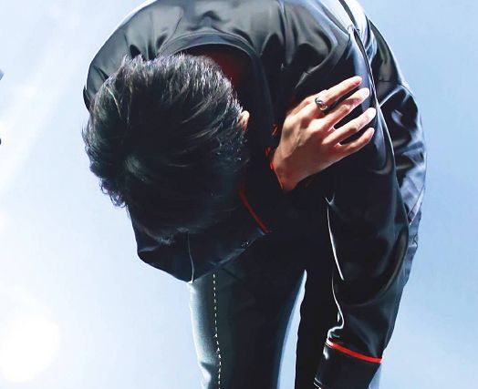 易烊千玺有所不同,别人鞠躬要不握着双手要不放在后面,而他是一只手