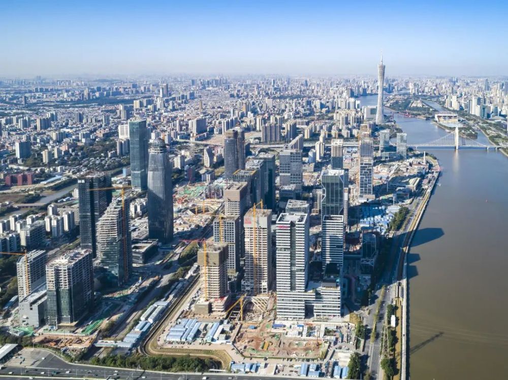 蓝天下的琶洲cbd显得格外挺拔.广州日报全媒体记者 陈忧子 摄